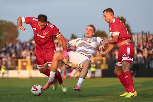 Maik Bleckmann (1.FC Wuelfrath), Peter Remmert (MSV Duisburg) und Arman Corovic (1.FC Wuelfrath) im Zweikampf waehrend des Spiels des Niederrheinpokal zwischen 1.FC Wuelfrath und MSV Duisburg, IMS Arena am 25. August 2026 in Velbert, Deutschland. (Foto von Oliver Kaelke DeFodi Images) +++ Maik Bleckmann (1.FC Wuelfrath), Peter Remmert (MSV Duisburg) und Arman Corovic (1.FC Wuelfrath) battle for the ball during the 3. Liga match between 1.FC Wuelfrath and MSV Duisburg at IMS Arena on August 25, 2026 in Velbert, Germany. (Photo by Oliver Kaelke DeFodi Images) DFB DFL REGULATIONS PROHIBIT ANY USE OF PHOTOGRAPHS AS IMAGE SEQUENCES AND OR QUASI-VIDEO. (Photo by Oliver Kaelke DeFodi Images) -