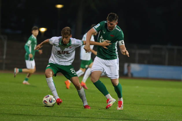 25.08.2026, Fussball, Herren, Saison 2026 2027, Bayerischer Totopokal, Achtelfinale: FC Schweinfurt 05 - VfB Eichstätt Von links: Jonas Winkler (VfB Eichstätt, 22) gegen Kevin Fery (FC Schweinfurt 05, 15) Schweinfurt Riedel-Bau-Arena im Sachs-Stadio Bayern Unterfranken Deutschland