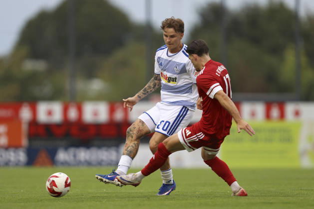 Niklas Jessen (MSV Duisburg) und Athanasios Xiros (1.FC Wuelfrath) im Zweikampf waehrend des Spiels des Niederrheinpokal zwischen 1.FC Wuelfrath und MSV Duisburg, IMS Arena am 25. August 2026 in Velbert, Deutschland. (Foto von Oliver Kaelke DeFodi Images) +++ Niklas Jessen (MSV Duisburg) und Athanasios Xiros (1.FC Wuelfrath) battle for the ball during the 3. Liga match between 1.FC Wuelfrath and MSV Duisburg at IMS Arena on August 25, 2026 in Velbert, Germany. (Photo by Oliver Kaelke DeFodi Images) DFB DFL REGULATIONS PROHIBIT ANY USE OF PHOTOGRAPHS AS IMAGE SEQUENCES AND OR QUASI-VIDEO. (Photo by Oliver Kaelke DeFodi Images) -