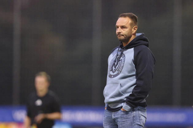 Trainer Dietmar Hirsch (MSV Duisburg) ist enttaeuscht waehrend des Spiels des Niederrheinpokal zwischen 1.FC Wuelfrath und MSV Duisburg, IMS Arena am 25. August 2026 in Velbert, Deutschland. (Foto von Oliver Kaelke DeFodi Images) +++ Trainer Dietmar Hirsch (MSV Duisburg) looks dejected during the 3. Liga match between 1.FC Wuelfrath and MSV Duisburg at IMS Arena on August 25, 2026 in Velbert, Germany. (Photo by Oliver Kaelke DeFodi Images) DFB DFL REGULATIONS PROHIBIT ANY USE OF PHOTOGRAPHS AS IMAGE SEQUENCES AND OR QUASI-VIDEO. (Photo by Oliver Kaelke DeFodi Images) -