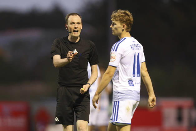 Schiedsrichter Lukas Luthe gestikuliert, Gestik waehrend des Spiels des Niederrheinpokal zwischen 1.FC Wuelfrath und MSV Duisburg, IMS Arena am 25. August 2026 in Velbert, Deutschland. (Foto von Oliver Kaelke DeFodi Images) +++ Schiedsrichter Lukas Luthe gestures during the 3. Liga match between 1.FC Wuelfrath and MSV Duisburg at IMS Arena on August 25, 2026 in Velbert, Germany. (Photo by Oliver Kaelke DeFodi Images) DFB DFL REGULATIONS PROHIBIT ANY USE OF PHOTOGRAPHS AS IMAGE SEQUENCES AND OR QUASI-VIDEO. (Photo by Oliver Kaelke DeFodi Images) -
