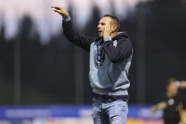 Trainer Dietmar Hirsch (MSV Duisburg) gestikuliert, Gestik waehrend des Spiels des Niederrheinpokal zwischen 1.FC Wuelfrath und MSV Duisburg, IMS Arena am 25. August 2026 in Velbert, Deutschland. (Foto von Oliver Kaelke DeFodi Images) +++ Trainer Dietmar Hirsch (MSV Duisburg) gestures during the 3. Liga match between 1.FC Wuelfrath and MSV Duisburg at IMS Arena on August 25, 2026 in Velbert, Germany. (Photo by Oliver Kaelke DeFodi Images) DFB DFL REGULATIONS PROHIBIT ANY USE OF PHOTOGRAPHS AS IMAGE SEQUENCES AND OR QUASI-VIDEO. (Photo by Oliver Kaelke DeFodi Images) -