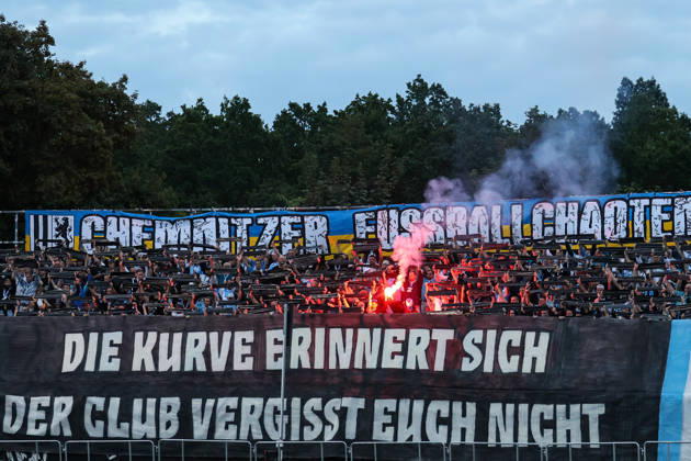 Deutschland: Regionalliga Nordost 2026 2027, 6. Spieltag, 1.FC Lokomotive Leipzig - Chemnitzer FC, Bruno-Plache-Stadion (Leipzig): Fans Chemnitz, Pyro Copyright: xLucasxWalterx