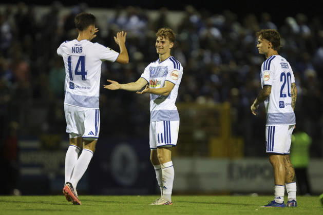 Dominik Kother (MSV Duisburg) Torjubel,jubelt mit seiner Mannschaft nach dem Treffer zum 0:5 waehrend des Spiels des Niederrheinpokal zwischen 1.FC Wuelfrath und MSV Duisburg, IMS Arena am 25. August 2026 in Velbert, Deutschland. (Foto von Oliver Kaelke DeFodi Images) +++ Dominik Kother (MSV Duisburg) celebrates after scoring his team s fifth goal with teammates during the 3. Liga match between 1.FC Wuelfrath and MSV Duisburg at IMS Arena on August 25, 2026 in Velbert, Germany. (Photo by Oliver Kaelke DeFodi Images) DFB DFL REGULATIONS PROHIBIT ANY USE OF PHOTOGRAPHS AS IMAGE SEQUENCES AND OR QUASI-VIDEO. (Photo by Oliver Kaelke DeFodi Images) -
