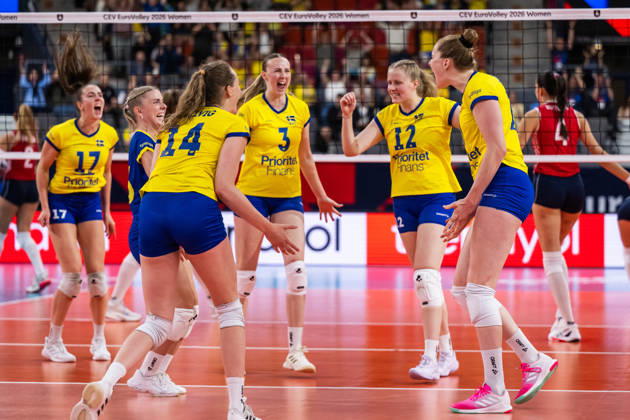 260825 Linda Andersson, Hilda Gustafsson and Isabelle Haak of Sweden celebrate during the CEV EuroVolley 2026 group stage volleyball match between Sweden and Croatia on August 25, 2026 in Gothenburg. Photo: Mathias Bergeld BILDBYRAN kod MB MB1406 volleyboll volleyball cev eurovolley 2026 volleyboll-em sverige croatia sweden day 5 dam bbeng kroatien women kvinner celebration jubel Copyright: MATHIASxBERGELD BB260825MB046