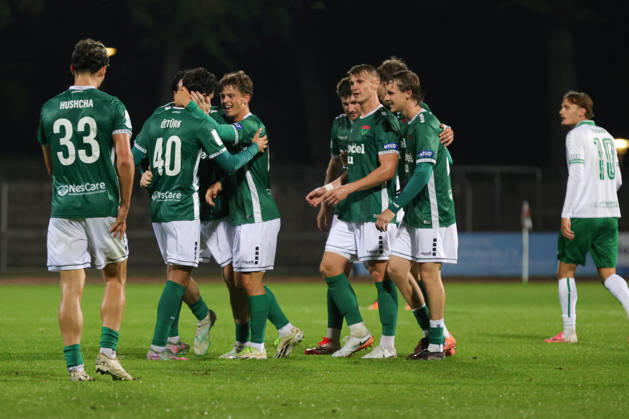 25.08.2026, Fussball, Herren, Saison 2026 2027, Bayerischer Totopokal, Achtelfinale: FC Schweinfurt 05 - VfB Eichstätt Schweinfurt feiert das 3:1 durch Berkay Öztürk (FC Schweinfurt 05, 40), Aurel Kuqanaj (VfB Eichstätt, 10) bedient Schweinfurt Riedel-Bau-Arena im Sachs-Stadio Bayern Unterfranken Deutschland