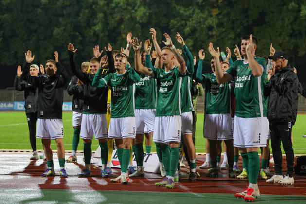 25.08.2026, Fussball, Herren, Saison 2026 2027, Bayerischer Totopokal, Achtelfinale: FC Schweinfurt 05 - VfB Eichstätt Die Schweinfurter Mannschaft feiert vor den Fans auf der Tribüne Schweinfurt Riedel-Bau-Arena im Sachs-Stadio Bayern Unterfranken Deutschland