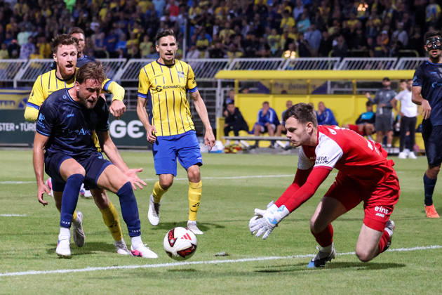 Deutschland: Regionalliga Nordost 2026 2027, 6. Spieltag, 1.FC Lokomotive Leipzig - Chemnitzer FC, Bruno-Plache-Stadion (Leipzig): Zweikampf von Dorian Äaevis Cevis (1. FC Lokomotive Leipzig, 22) und Denis Stalmach (Chemnitzer FC, 21) Copyright: xLucasxWalterx