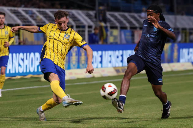 Deutschland: Regionalliga Nordost 2026 2027, 6. Spieltag, 1.FC Lokomotive Leipzig - Chemnitzer FC, Bruno-Plache-Stadion (Leipzig): Flanke von Nils Florian Kaiser (1. FC Lokomotive Leipzig, 19) Copyright: xLucasxWalterx