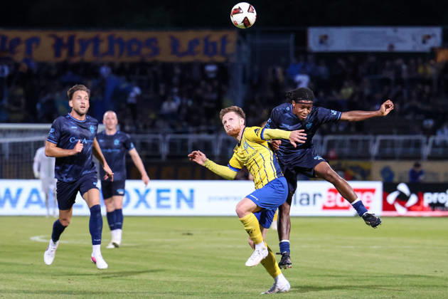 Deutschland: Regionalliga Nordost 2026 2027, 6. Spieltag, 1.FC Lokomotive Leipzig - Chemnitzer FC, Bruno-Plache-Stadion (Leipzig): Dorian Äaevis Cevis (1. FC Lokomotive Leipzig, 22) im Duell mit Ken Tchouankeu (Chemnitzer FC, 20)