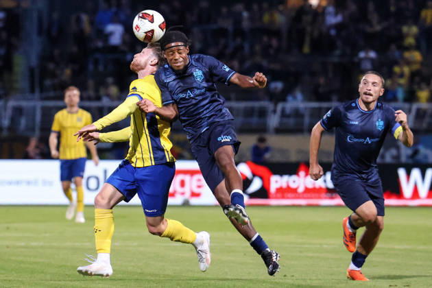 Deutschland: Regionalliga Nordost 2026 2027, 6. Spieltag, 1.FC Lokomotive Leipzig - Chemnitzer FC, Bruno-Plache-Stadion (Leipzig): Dorian Äaevis Cevis (1. FC Lokomotive Leipzig, 22) im Duell mit Ken Tchouankeu (Chemnitzer FC, 20) Copyright: xLucasxWalterx