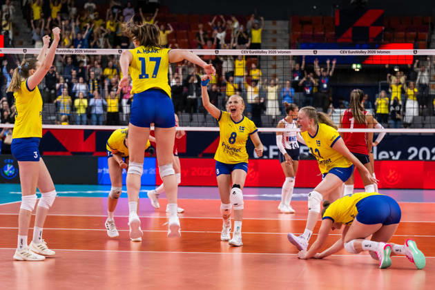 260825 Linda Andersson, Hanna Hellvig, Anna Haak, Elma Olofsson, Hilda Gustafsson and Isabelle Haak of Sweden celebrate after the CEV EuroVolley 2026 group stage volleyball match between Sweden and Croatia on August 25, 2026 in Gothenburg. Photo: Mathias Bergeld BILDBYRAN kod MB MB1406 volleyboll volleyball cev eurovolley 2026 volleyboll-em sverige croatia sweden day 5 dam bbeng kroatien women kvinner celebration jubel Copyright: MATHIASxBERGELD BB260825MB052
