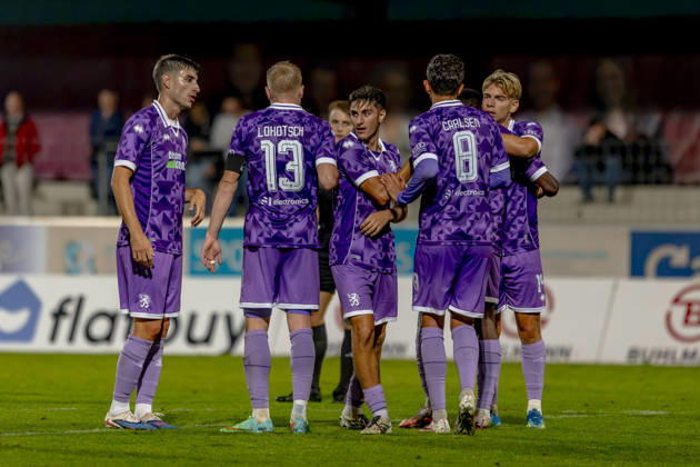 Burghausen, Deutschland 25. August 2026: Toto-Pokal - Bayerischer Landespokal - 2026 2027 - Achtelfinale - SV Wacker Burghausen gegen FC Ingolstadt 04 Im Bild: in der Traube Torschütze E mre Gül Guel (FCI) jubelt nach seinem Tor zum 0:4 mit seinen Mannschaftskollegen, flatbuy-Stadion Bayern Copyright: xFotostandx xSchäferx
