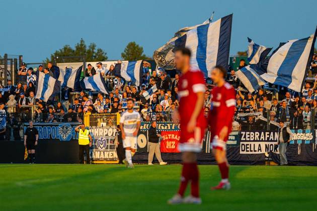 Niederrheinpokal 1.FC Wülfrath - MSV Duisburg ** NUR FÜR REDAKTIONELLE ZWECKE ** EDITORIAL USE ONLY **<p>Fußball Niederrheinpokal 1.FC Wülfrath - MSV Duisburg am 25.08.26 in der IMS-Arena in Velbert Fans vom MSV Duisburg Duisburg Copyright: JakobxKlos