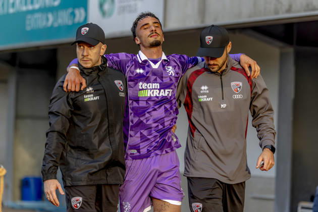 Burghausen, Deutschland 25. August 2026: Toto-Pokal - Bayerischer Landespokal - 2026 2027 - Achtelfinale - SV Wacker Burghausen gegen FC Ingolstadt 04 Im Bild: 2. v.li. Davide-Danilo Sekulovic (FCI) wird verletzt vom Spielfeld begleitet. flatbuy-Stadion Bayern Copyright: xFotostandx xSchäferx