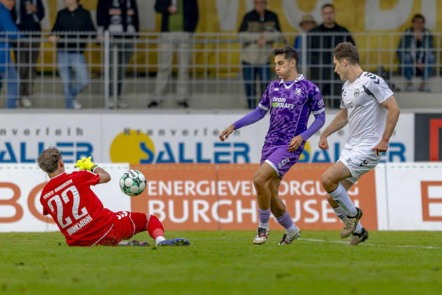 Burghausen, Deutschland 25. August 2026: Toto-Pokal - Bayerischer Landespokal - 2026 2027 - Achtelfinale - SV Wacker Burghausen gegen FC Ingolstadt 04 Im Bild: 2. v.li. Emre Gül Guel (FCI) mit der Chance zum 0:2 flatbuy-Stadion Bayern Copyright: xFotostandx xSchäferx