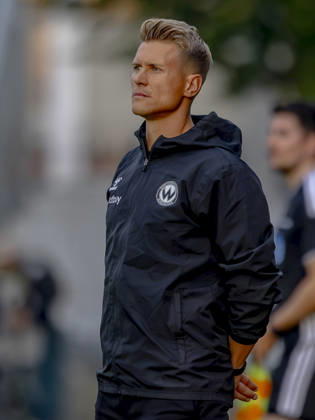 Burghausen, Deutschland 25. August 2026: Toto-Pokal - Bayerischer Landespokal - 2026 2027 - Achtelfinale - SV Wacker Burghausen gegen FC Ingolstadt 04 Im Bild: Trainer Matthias Ostrzolek (Burghausen) flatbuy-Stadion Bayern Copyright: xFotostandx xSchäferx