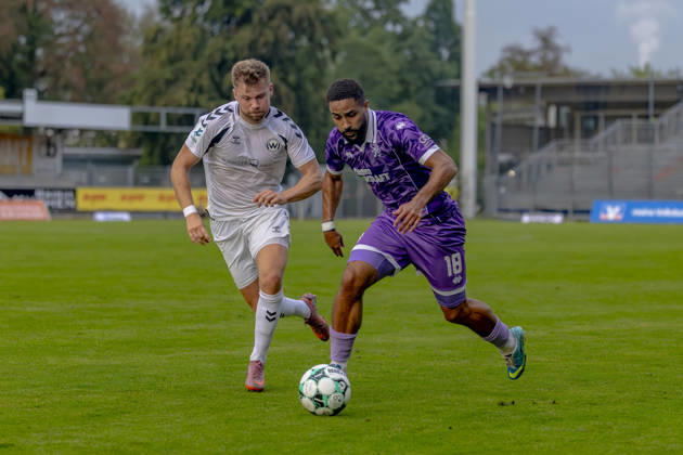 Burghausen, Deutschland 25. August 2026: Toto-Pokal - Bayerischer Landespokal - 2026 2027 - Achtelfinale - SV Wacker Burghausen gegen FC Ingolstadt 04 Im Bild: v. li. im Zweikampf Alexander Gordok (Burghausen) und Keanan Bennetts (FCI) flatbuy-Stadion Bayern Copyright: xFotostandx xSchäferx