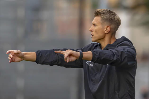 Burghausen, Deutschland 25. August 2026: Toto-Pokal - Bayerischer Landespokal - 2026 2027 - Achtelfinale - SV Wacker Burghausen gegen FC Ingolstadt 04 Im Bild: Trainer Matthias Ostrzolek (Burghausen) gestikuliert auf dem Spielfeld. flatbuy-Stadion Bayern Copyright: xFotostandx xSchäferx