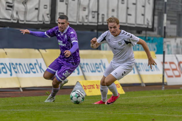 Burghausen, Deutschland 25. August 2026: Toto-Pokal - Bayerischer Landespokal - 2026 2027 - Achtelfinale - SV Wacker Burghausen gegen FC Ingolstadt 04 Im Bild: v. li. im Zweikampf Ognjen Drakulic (FCI) und Benedikt Schwarzensteiner (Burghausen) flatbuy-Stadion Bayern Copyright: xFotostandx xSchäferx