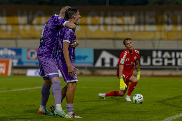 Burghausen, Deutschland 25. August 2026: Toto-Pokal - Bayerischer Landespokal - 2026 2027 - Achtelfinale - SV Wacker Burghausen gegen FC Ingolstadt 04 Im Bild: 2. v.li. Torschütze Emre Gül Guel (FCI) jubelt nach seinem Tor zum 0:2 mit Lars Lokotsch (FCI) flatbuy-Stadion Bayern Copyright: xFotostandx xSchäferx