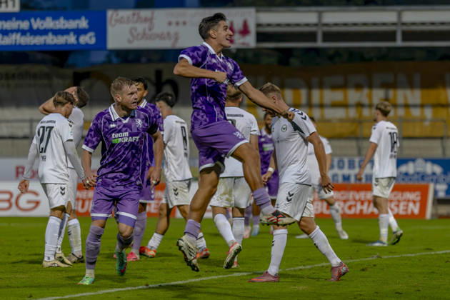 Burghausen, Deutschland 25. August 2026: Toto-Pokal - Bayerischer Landespokal - 2026 2027 - Achtelfinale - SV Wacker Burghausen gegen FC Ingolstadt 04 Im Bild: im Vordergrund Torschütze Emre Gül Guel (FCI) jubelt nach seinem Tor zum 0:2 flatbuy-Stadion Bayern Copyright: xFotostandx xSchäferx