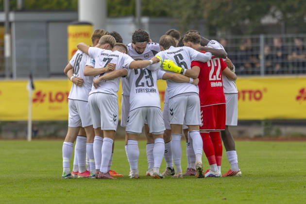 Burghausen, Deutschland 25. August 2026: Toto-Pokal - Bayerischer Landespokal - 2026 2027 - Achtelfinale - SV Wacker Burghausen gegen FC Ingolstadt 04 Im Bild: Die Spieler von Wacker bilden einen Mannschaftskreis zum Schulterschluss. flatbuy-Stadion Bayern Copyright: xFotostandx xSchäferx