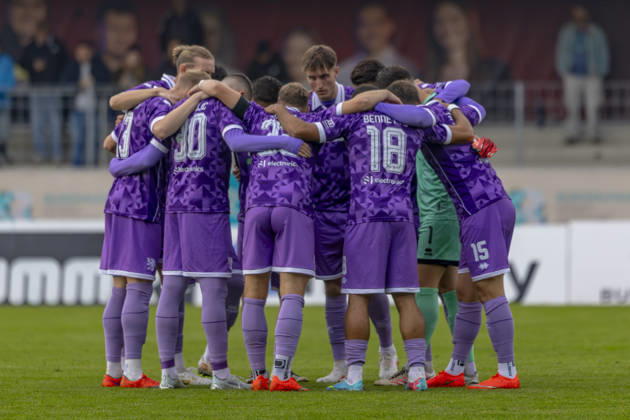 Burghausen, Deutschland 25. August 2026: Toto-Pokal - Bayerischer Landespokal - 2026 2027 - Achtelfinale - SV Wacker Burghausen gegen FC Ingolstadt 04 Im Bild: Die Spieler des FCI bilden einen Mannschaftskreis zum Schulterschluss. flatbuy-Stadion Bayern Copyright: xFotostandx xSchäferx