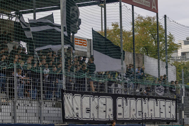 Burghausen, Deutschland 25. August 2026: Toto-Pokal - Bayerischer Landespokal - 2026 2027 - Achtelfinale - SV Wacker Burghausen gegen FC Ingolstadt 04 Im Bild: Die Fans von Wacker Burghausen schwenken Fahnen im Fanblock flatbuy-Stadion Bayern Copyright: xFotostandx xSchäferx