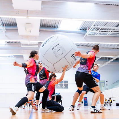 26.08.2026, GER, Kinball Kin-Ball, Frauen Maenner, Saison 26, European Cup 2026 International Open Erfurt Die Erfurter Lachse sind in ihrem ersten Spiel des Turniers auf die TSG Dissen sowie dem TSV Bobingen getroffen. 99089 Erfurt Sporthalle Sportanlage Rieths Thüringen Deutschland