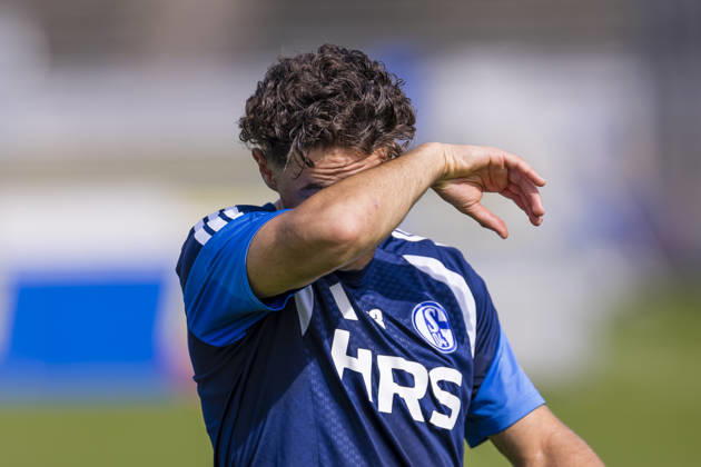 27.08.2026, Fussball, Training des FC Schalke 04. Soufiane El-Faouzi (FC Schalke 04) wischt sich das Gesicht ab. Gelsenkirchen Trainingsgelände FC Schalke 04 NRW Deutschland xRHR-FOTO YYx Copyright: RHR-FOTOx RHR-FOTO YY