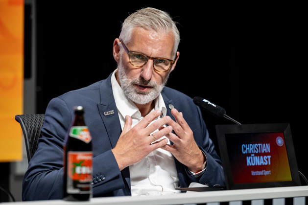 Christian Künast (Vorstand Deutscher Eishockey Bund DEB) mit erklaerender Geste Gestik GER, Eishockey, Pressekonferenz, offizielle Vorstellung neuer Bundestrainer Deutscher Eishockey Bund DEB, 27.08.2026 Foto: HMB Media Franz Feiner Copyright: HMBxMedia FranzxFeiner