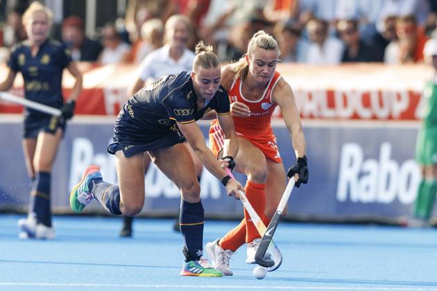 AMSTELVEEN - Camille Belis of Belgium and Freeke Moes of the Netherlands during the semi-final of the Hockey World Cup between the Netherlands and Belgium at the Wagener Stadium. SEM VAN DER WAL ANP xVIxANPxSportx xxANPxIVx 566378913 originalFilename: 566378913.jpg