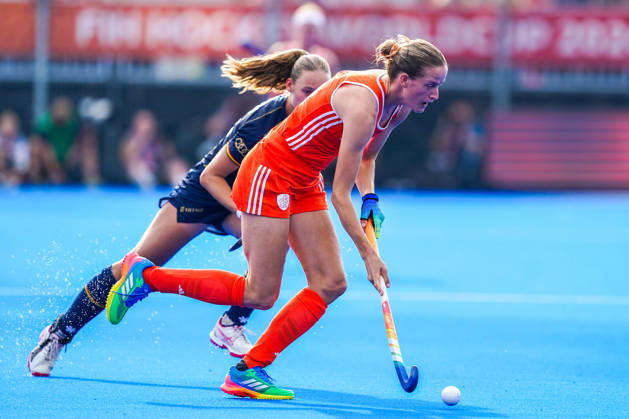 2026-08-27 Netherlands v Belgium - FIH Hockey World Cup AMSTELVEEN, NETHERLANDS - AUGUST 27: Lisa Moors of Belgium, Felice Albers of Netherlands during the FIH Hockey World Cup match between Netherlands and Belgium at Wagener Stadion on August 27, 2026 in Amstelveen, Netherlands. Amstelveen Wagener Stadion Netherlands Content not available for redistribution in The Netherlands directly or indirectly through any third parties. Copyright: xAndrexWeeningx
