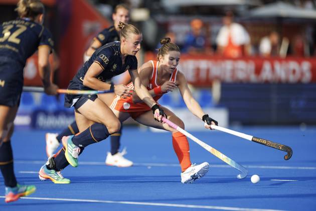 AMSTELVEEN - Camille Belis of Belgium and Marleen Jochems of the Netherlands during the semi-final of the Hockey World Cup between the Netherlands and Belgium at the Wagener Stadium. KOEN VAN WEEL ANP xVIxANPxSportx xxANPxIVx 566379358 originalFilename: 566379358.jpg