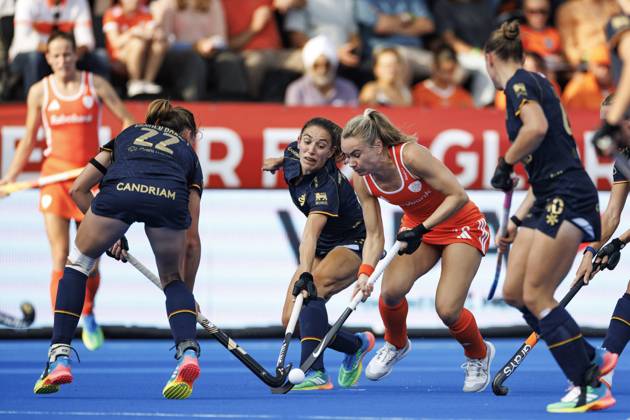AMSTELVEEN - Judith Vandermeiren of Belgium and Freeke Moes of the Netherlands during the semi-final of the Hockey World Cup between the Netherlands and Belgium at the Wagener Stadium. KOEN VAN WEEL ANP xVIxANPxSportx xxANPxIVx 566379364 originalFilename: 566379364.jpg