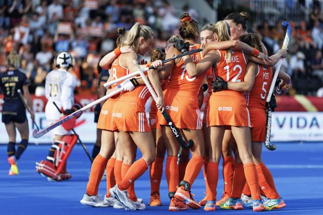 AMSTELVEEN - Dutch players celebrate FrÃ dÃ rique Matla s 1-0 goal during the Hockey World Cup semi-final between the Netherlands and Belgium at the Wagener Stadium. KOEN VAN WEEL ANP xVIxANPxSportx xxANPxIVx 566379506 originalFilename: 566379506.jpg