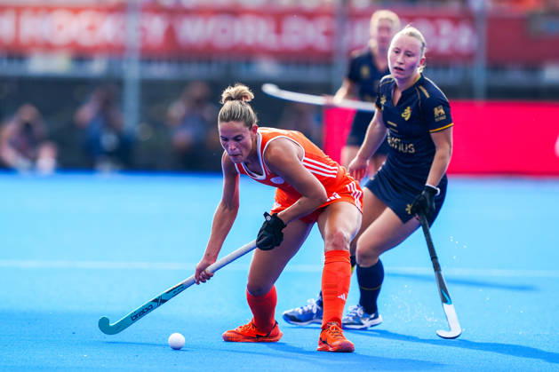 2026-08-27 Netherlands v Belgium - FIH Hockey World Cup AMSTELVEEN, NETHERLANDS - AUGUST 27: Pien Sanders of Netherlands, Charlotte Englebert of Belgium during the FIH Hockey World Cup match between Netherlands and Belgium at Wagener Stadion on August 27, 2026 in Amstelveen, Netherlands. Amstelveen Wagener Stadion Netherlands Content not available for redistribution in The Netherlands directly or indirectly through any third parties. Copyright: xAndrexWeeningx