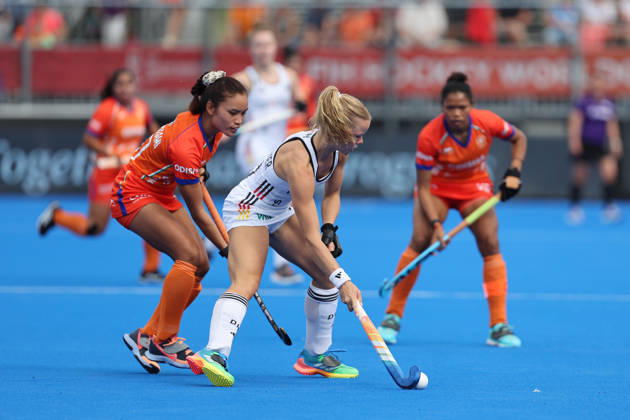 Feldhockey, FIH Hockey World Cup 2026 women, Indien vs. Deutschland Zweikampf zwischen Lalremsiami (IND 20) und Emma Davidsmeyer (GER 23) Wavre Belfius Hockey Arena Belgien Copyright: xSusannexBreithauptx