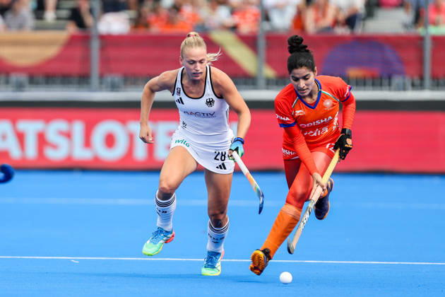 Feldhockey, FIH Hockey World Cup 2026 women, Indien vs. Deutschland Zweikampf Jette Fleschütz (GER 28) und Shilpi Dabas (IND 12) Wavre Belfius Hockey Arena Belgien Copyright: xSusannexBreithauptx