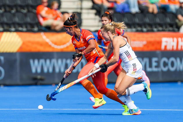Feldhockey, FIH Hockey World Cup 2026 women, Indien vs. Deutschland Zweikampf zwischen Navneet Kaur (IND 25) und Emma Davidsmeyer (GER 23) Wavre Belfius Hockey Arena Belgien Copyright: xSusannexBreithauptx