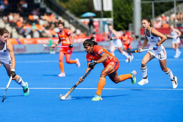 Feldhockey, FIH Hockey World Cup 2026 women, Indien vs. Deutschland Rutuja Dadaso Pisal (IND 35) am Ball; Linnea Weidemann (GER 7) kommt von links zur Abwehr; rechts im Bild: Yani Zhong (GER 77) Wavre Belfius Hockey Arena Belgien Copyright: xSusannexBreithauptx