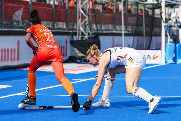 Feldhockey, FIH Hockey World Cup 2026 women, Indien vs. Deutschland Abwehrsituation im Toraus vor dem deutschen Tor; Lilly Stoffelsma (GER 18) stoppt Ishika (IND 23) Wavre Belfius Hockey Arena Belgien Copyright: xSusannexBreithauptx