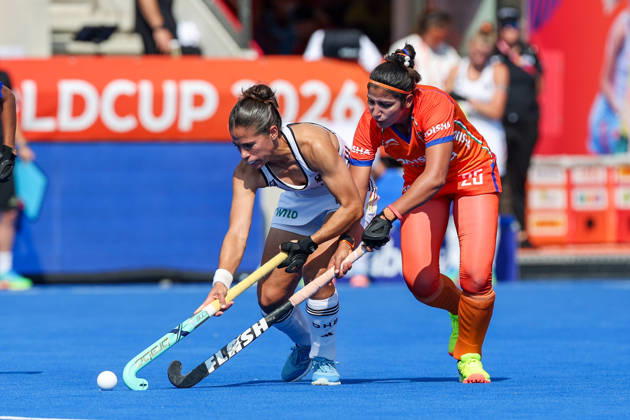 Feldhockey, FIH Hockey World Cup 2026 women, Indien vs. Deutschland Zweikampf zwischen Lucina von der Heyde (GER 14) und Navneet Kaur (IND 25) Wavre Belfius Hockey Arena Belgien Copyright: xSusannexBreithauptx