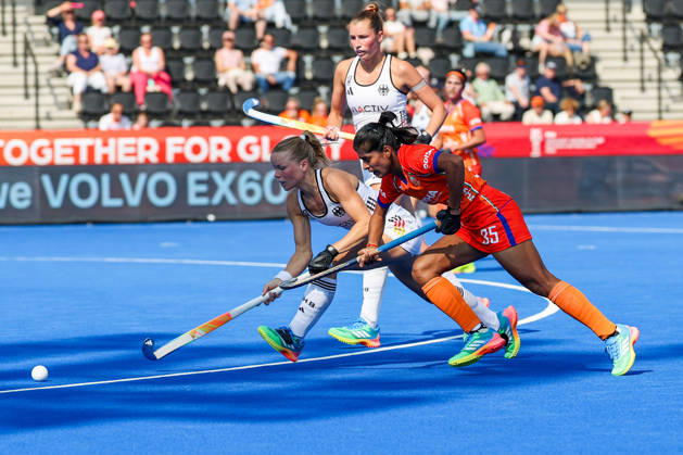 Feldhockey, FIH Hockey World Cup 2026 women, Indien vs. Deutschland Zweikampf zwischen Emma Davidsmeyer (GER 23) und Rutuja Dadaso Pisal (IND 35); im Hintergrund läuft Hanna Rothländer (GER 13) mit Wavre Belfius Hockey Arena Belgien Copyright: xSusannexBreithauptx