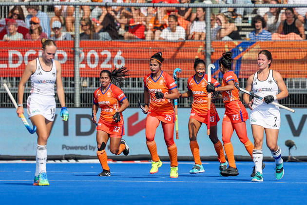 Feldhockey, FIH Hockey World Cup 2026 women, Indien vs. Deutschland Torjubel der indischen Damen, v.li.: Neha (IND 32), Navneet Kaur (IND 25), Salima Tete (C) (IND 30), Ishika (IND 23); rechts im Bild die enttäuschte Linnea Weidemann (C) (GER 7), links Lisa Nolte (GER 10) Wavre Belfius Hockey Arena Belgien Copyright: xSusannexBreithauptx