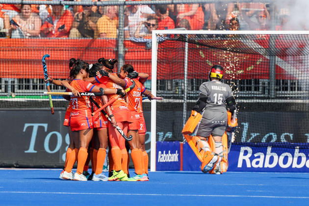 Feldhockey, FIH Hockey World Cup 2026 women, Indien vs. Deutschland Torjubel der indischen Damen; im Hintergrund die typische Fontäne bei einem Tor; im Tor: Nathalie Kubalski (GK) (GER 15) Wavre Belfius Hockey Arena Belgien Copyright: xSusannexBreithauptx