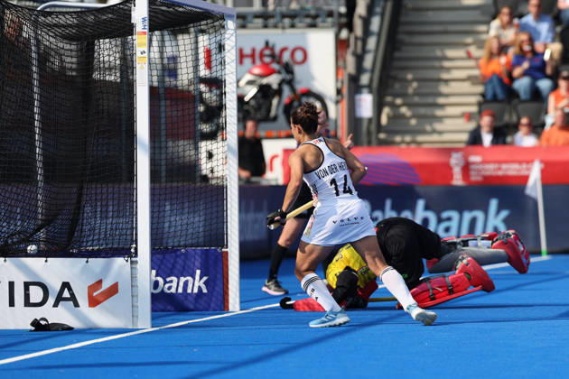Feldhockey, FIH Hockey World Cup 2026 women, Indien vs. Deutschland Lucina von der Heyde (GER 14) sichert am Tor das einzige Tor der deutschen Damen ab; geschossen hat es Lynn Krings (GER 17) Wavre Belfius Hockey Arena Belgien Copyright: xSusannexBreithauptx