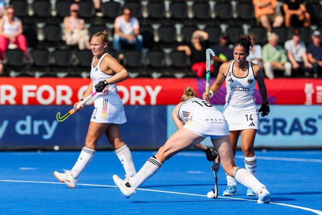 Feldhockey, FIH Hockey World Cup 2026 women, Indien vs. Deutschland kurz vor Schluss schießt Lilly Stoffelsma (GER 18) bei einer Strafecke aufs Tor; der Torerfolg bleibt jedoch aus; rechts von ihr: Lucina von der Heyde (GER 14), links im Bild: Stine Kurz (GER 27) Wavre Belfius Hockey Arena Belgien Copyright: xSusannexBreithauptx