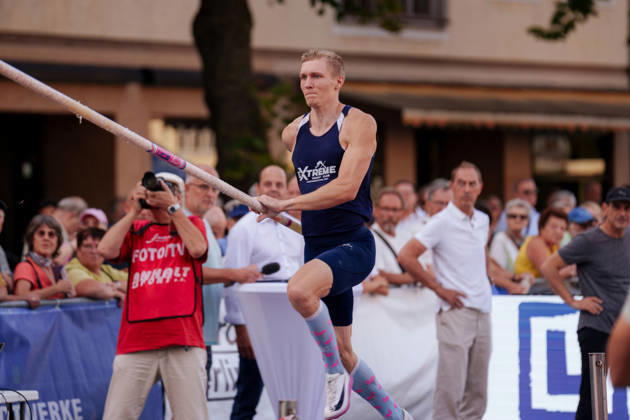 6. Internationales DVV-Stadtwerke Stabhochsprungmeeting Hunter Garretson (USA) beim Anlauf am 27.08.2026 auf dem Marktplatz Dessau, Dessau-Roßlau (Sachsen-Anhalt) Dessau-Roßlau Marktplatz Dessau Sachsen-Anhalt Deutschland
